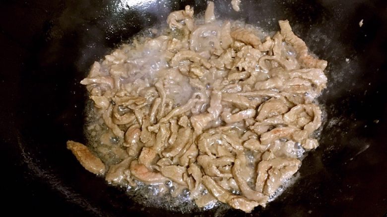 黑椒牛肉,翻炒至肉色发白。