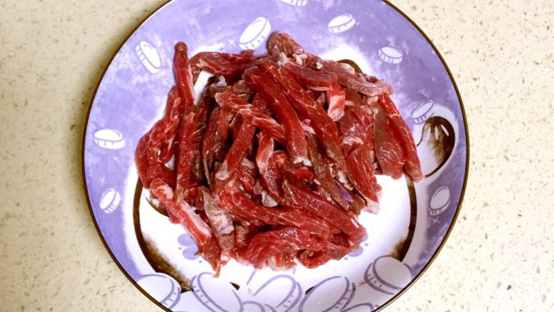 黑椒牛肉,牛肩肉洗净切条,不要切太粗或太细,中等粗细的样子。切片也可以,看个人喜好。或者用肥牛卷也可以。