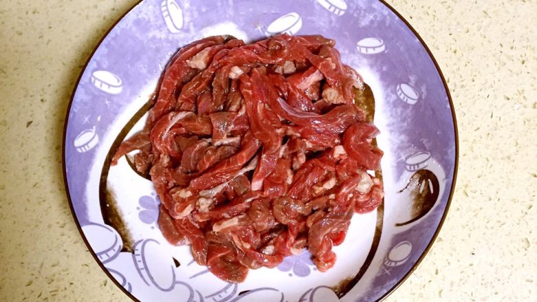 黑椒牛肉,牛肉调入0.5汤匙料酒、0.5小勺白胡椒粉、1汤匙淀粉和1汤匙植物油,抓匀腌制20-30分钟。
如果用肥牛卷就不用腌制,烧一锅热水直接把肥牛卷焯水去血沫捞出即可。