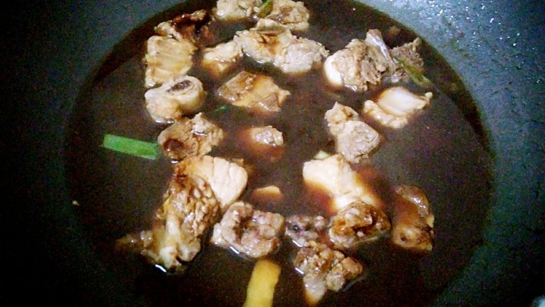 酱香杏鲍菇烧排骨,放入没过排骨的水量,大火烧开,转中火炖煮