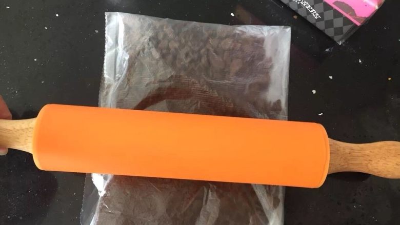 万圣节南瓜乳酪蛋糕,一. 饼底部分
1.将奥利奥饼干碎倒入保鲜袋,用擀面杖进一步压碎,想要口感好可以压的细一些。