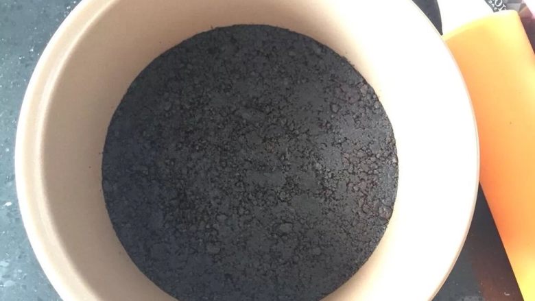 万圣节南瓜乳酪蛋糕,2.将融化的黄油倒入压好的奥利奥饼干碎中,充分搅拌后倒入模具中,在模具底部压实。然后放在一旁备用。