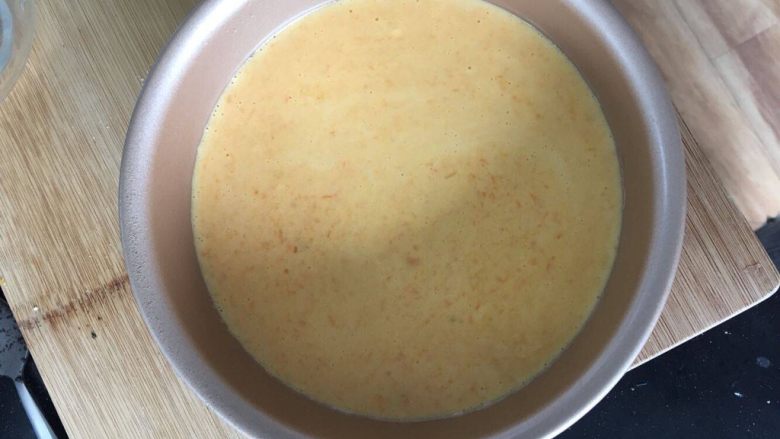 万圣节南瓜乳酪蛋糕,5. 将完成的南瓜糊倒入刚刚的奥利奥饼底上,整平表面,震出气泡。
6. 放入已经预热至200℃烤十分钟,然后调低到160℃,继续烘烤40分钟。
