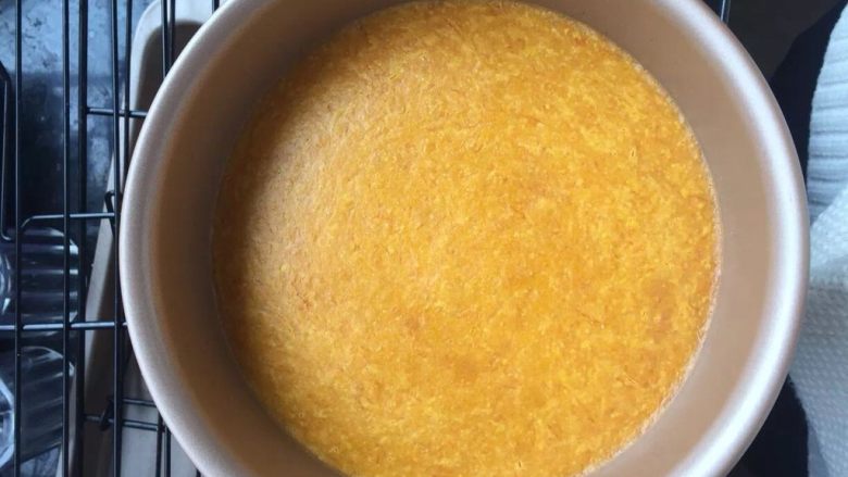 万圣节南瓜乳酪蛋糕,7. 烤好后取出,不脱模,等完全凉透后放入冰箱冷藏5至6个小时。