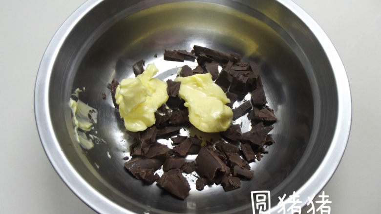南瓜鬼脸夹心饼干,饼干烤好后,放在烤网上放凉,开始制作巧克内馅。 将巧克力切碎,黄油切小块,加入动物鲜奶油。