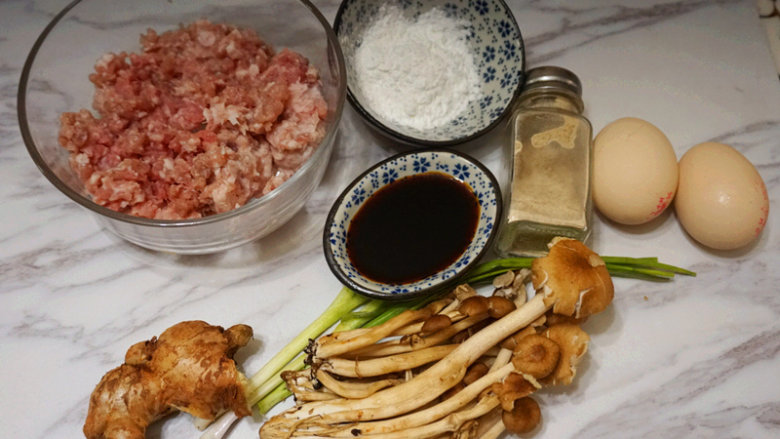 蛋包肉丸菇香汤,提前将原材料准备好
叨叨叨:肉沫选择肥瘦相间的为好,肥瘦比例3:7为佳