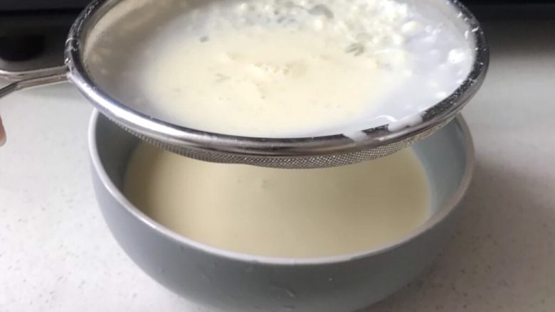 完胜KFC的蛋挞,再将蛋挞液过筛一遍,这样烤出来的蛋挞才会口感更顺滑