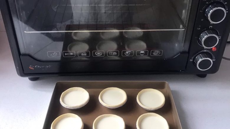 完胜KFC的蛋挞,烤箱预热好之后,将烤箱温度调到200度,烤盘放在烤箱中间层烤20分钟即可