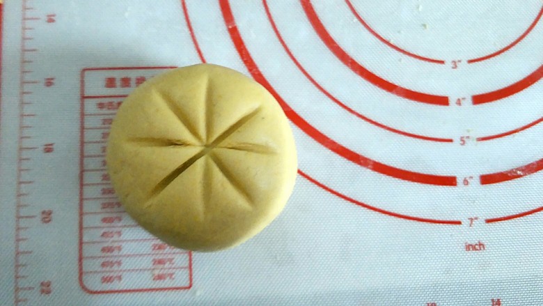 南瓜团子,用牙签在表面“米”字形压出痕迹,顺着痕迹下去,旁边也压深一下
