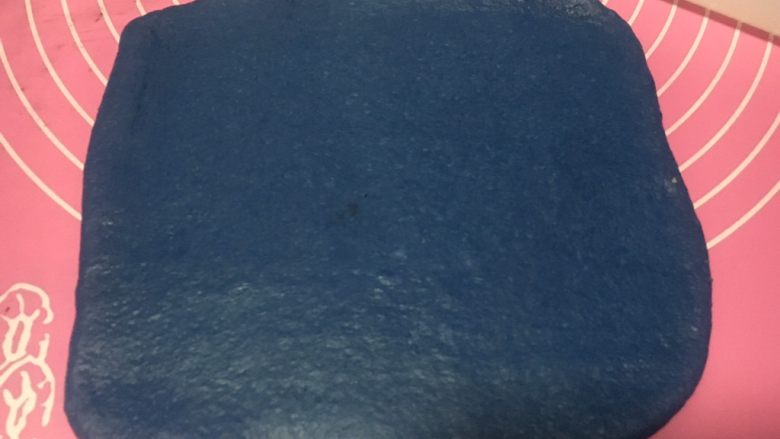 #家有烤箱#星空吐司,擀开165克的面团,基本和吐司盒一样长度