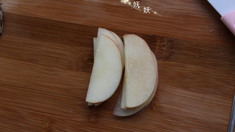 脆烤香蕉片,静置约半小时后左边依然光洁无氧化色,右边已经明显开始发黄。所以后来我全部用奈瓷刀切了,为了食物的营养不流失,也更卫生。