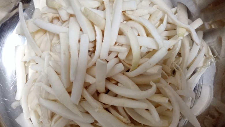 辣椒萝卜条,傍晚收回来,准备腌渍,根据萝卜的量加入适量的盐和糖拌匀,一般十斤萝卜盐糖各三两。腌了一个晚上第二天还会有水剩出,所以需要继续凉干水