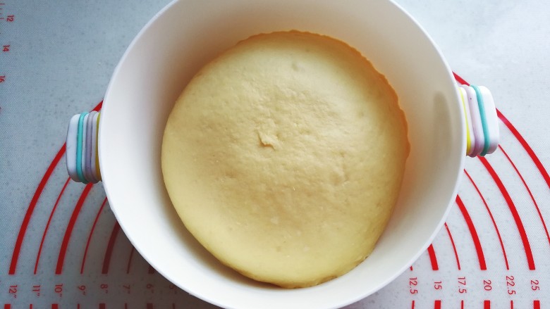 愤怒的小鸟红薯馒头,发酵好的面团取出挤压排气;