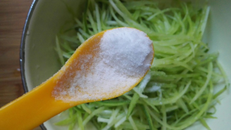 炸萝卜肉丸,放入一勺盐,腌制几分钟。