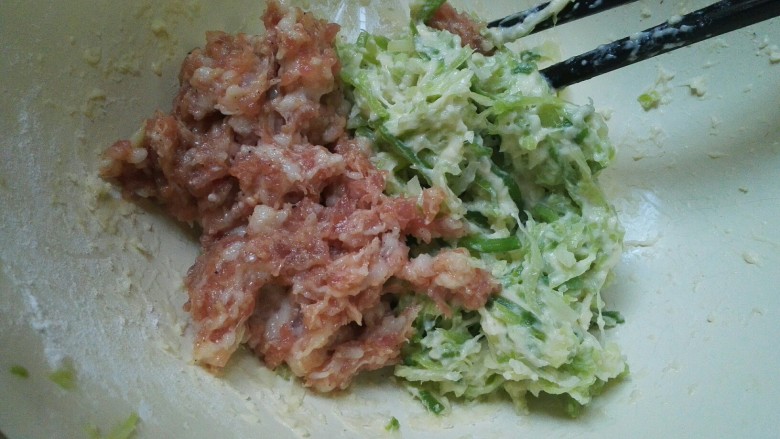 炸萝卜肉丸,留一半萝卜加入适量肉馅(碗里的肉馅没用完,只用啦一半)搅拌均匀。