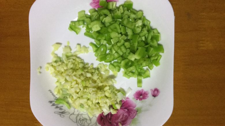 番茄打卤酱,<a style='color:red;display:inline-block;' href='/shicai/ 3250'>葱</a>姜蒜切沫,尖椒切小丁。