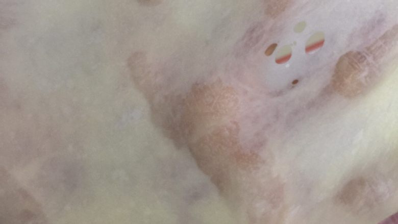 酸奶雪花包(一次发酵法),大概揉到15分钟后就差不多了,在揉太薄没劲道容易破,这样的状态也可以做吐司的,就算破了洞口也要呈光滑状