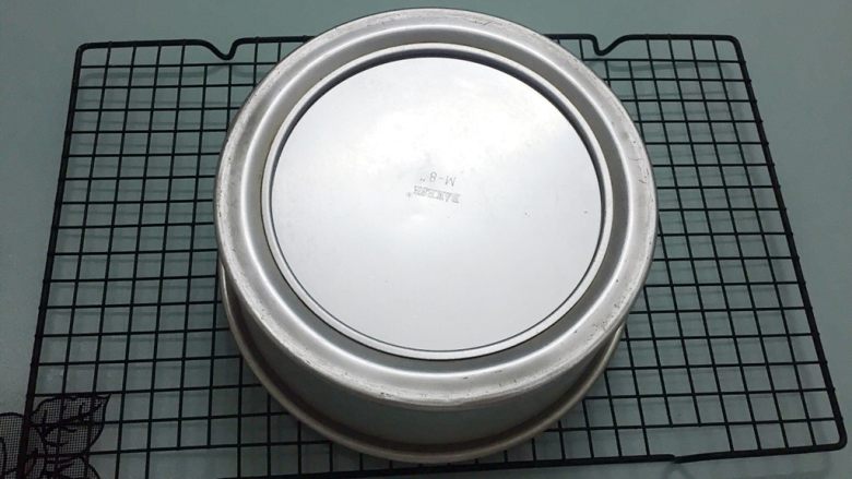 家有烤箱+双色戚风蛋糕,烤好后马上拿出来震一震,然后倒扣在烤网上晾凉后再脱模
