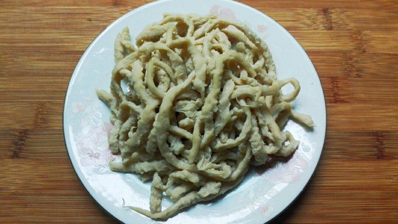 酸酸甜甜蚝油鲜面筋,面筋放清水泡五分钟,泡去酸味,冲洗干净沥干水,盛盘水备用