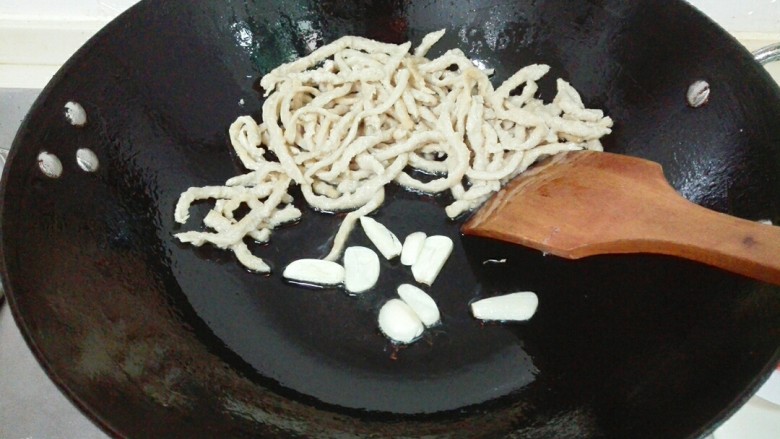 酸酸甜甜蚝油鲜面筋,面筋推到一边,放蒜片煎香