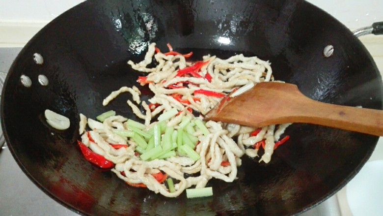 酸酸甜甜蚝油鲜面筋,放芹菜段翻炒一下,放碗汁翻炒几下,汤汁快要收干关火,盛盘