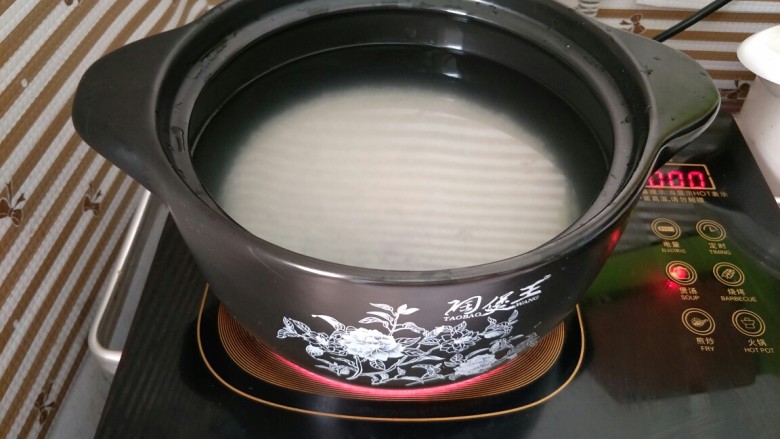 海鲜砂锅粥(宝宝辅食),米淘洗干净,放入砂锅加适量水煮开