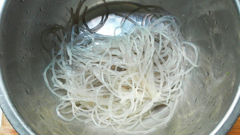 羊油香飘羊排汤,红薯粉丝开水跑软,冲洗干净备用