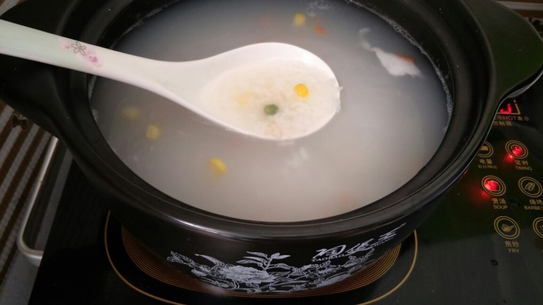 海鲜砂锅粥(宝宝辅食),粥煮至七成熟时,加入胡萝卜玉米粒煮一会儿