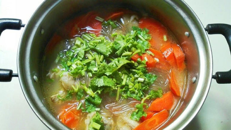 羊油香飘羊排汤,放<a style='color:red;display:inline-block;' href='/shicai/ 131'>香菜</a>碎,青蒜碎,葱白碎,关火搅拌一下。