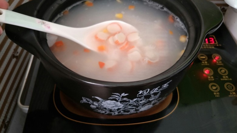 海鲜砂锅粥(宝宝辅食),下入蟹肉棒一起煮
