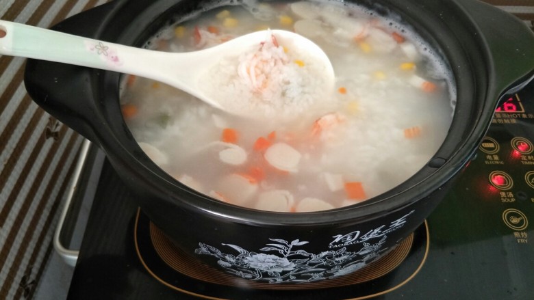 海鲜砂锅粥(宝宝辅食),等食材全部煮熟后,加盐调味