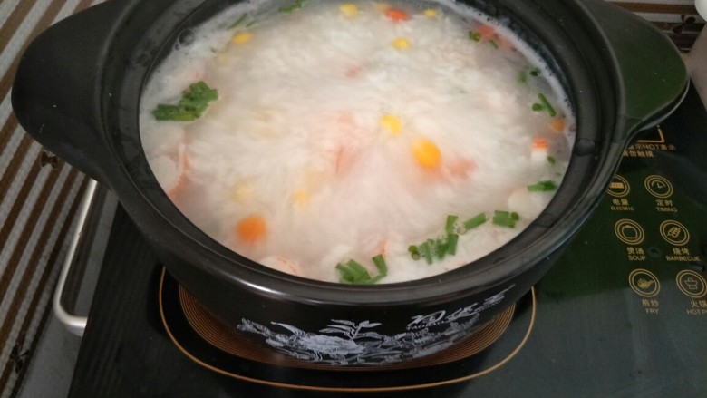 海鲜砂锅粥(宝宝辅食),加入少许葱花即可