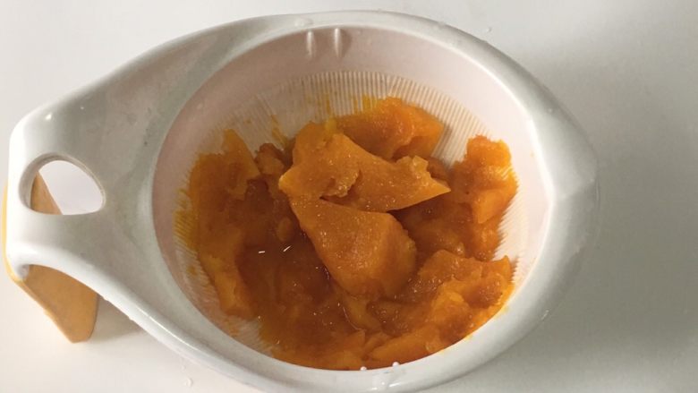 宝宝辅食之南瓜泥,5对于7.8个月的宝宝,可以放到研磨碗里,或用勺子直接压成泥。