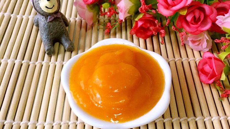 宝宝辅食之南瓜泥,4.最后加入2滴食用油,亚麻籽油,橄榄油,芝麻油都可以。
可以促进南瓜中的胡萝卜素和维生素a的吸收。