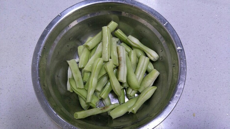 土豆炖芸豆,把芸豆洗净摘好,然后掰成均匀的小段。