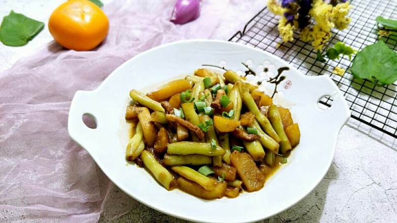 土豆炖芸豆,装入盘子中,相当的美味可口。