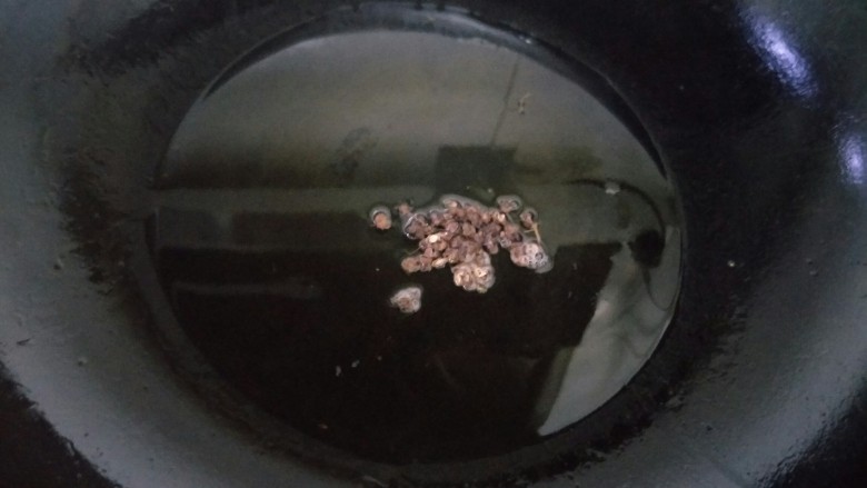 土豆炖芸豆,锅里加油加热,放入花椒炒香捞出。