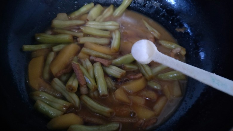 土豆炖芸豆,剩一些汁后接着加入盐,然后继续翻炒待收汁以后就可以装盘上桌了。
