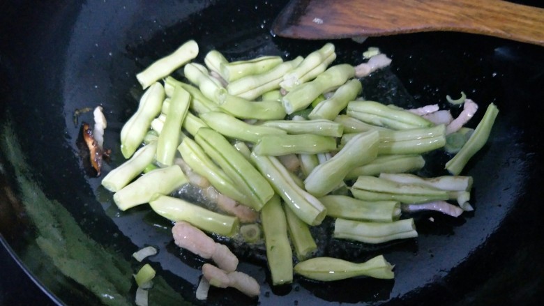 土豆炖芸豆,然后加入芸豆翻炒。