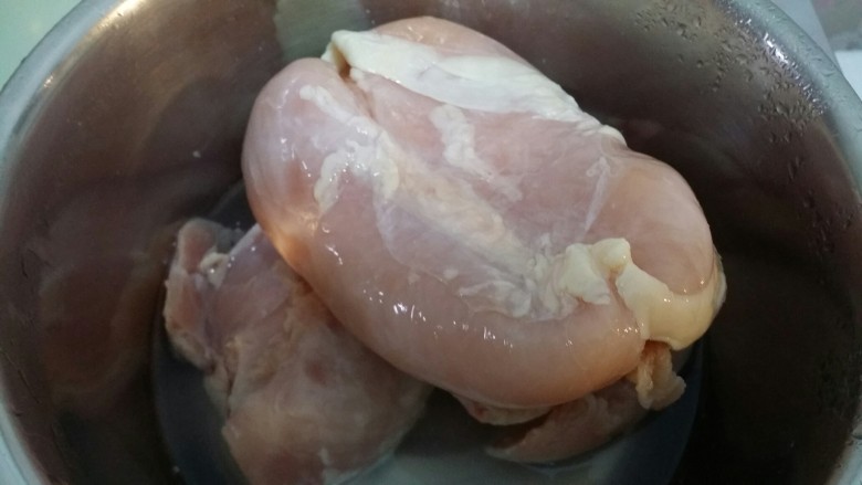 辅食:鸡肉松,鸡肉洗干净。