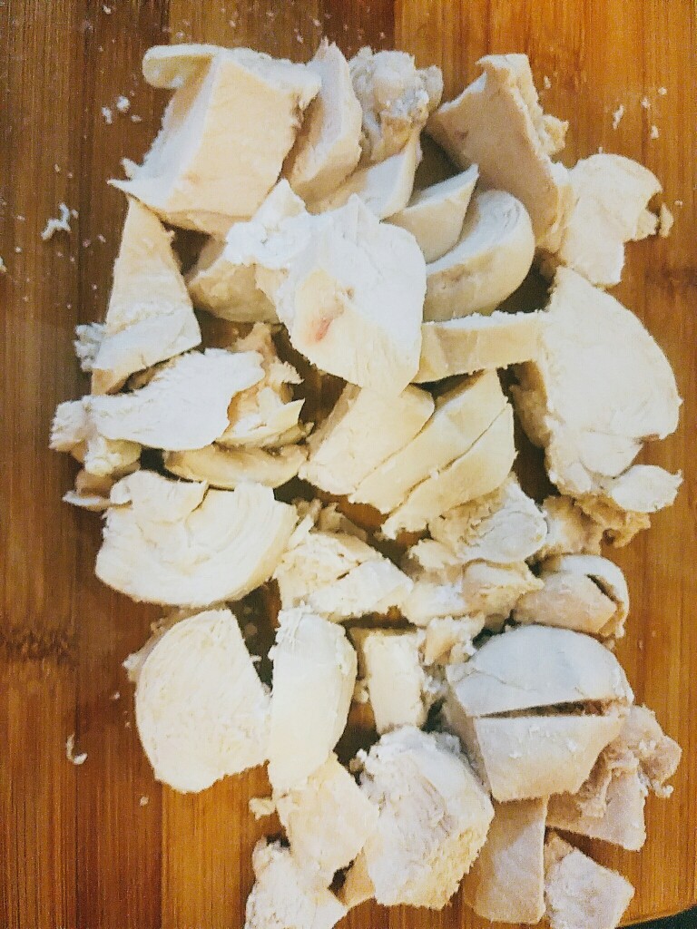 辅食:鸡肉松,上锅煮熟后切成小块。