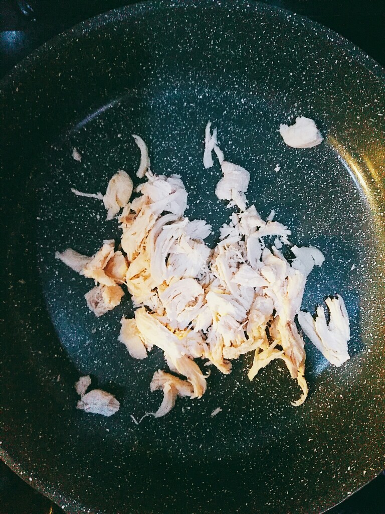 辅食:鸡肉松,把撕好的鸡肉放入锅中,不停翻炒。