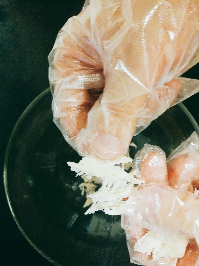 辅食:鸡肉松,然后用手撕开,撕的时候去掉硬块部分和筋。