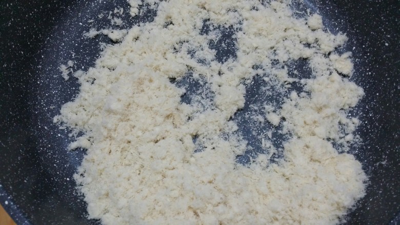 辅食:鸡肉松,直到炒干水份,变成棉絮状即可。