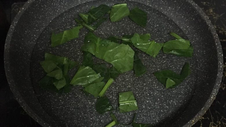 宝宝辅食之菠菜米粉糊,4.水烧开后,将菠菜叶焯水十几秒钟。
植酸会影响钙、铁、锌等营养素的吸收,蔬菜焯水处理可以提高营养价值。