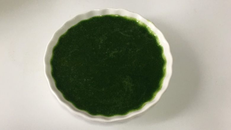 宝宝辅食之菠菜米粉糊,6.菠菜泥盛起备用。吃不完的可放进辅食格,放到冷冻室保存。