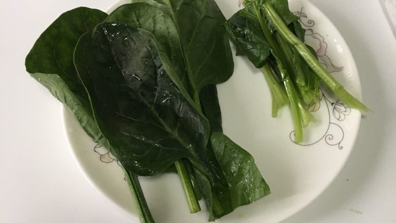 宝宝辅食之菠菜米粉糊,2.菠菜冲洗一遍,浸泡几分钟后冲洗干净,去梗留叶。
由于蔬菜中含有丰富的水溶性维生素,不宜浸泡过长时间,以免流失营养;采用清水冲洗法,可以祛除蔬菜中的大部份水溶性农药。