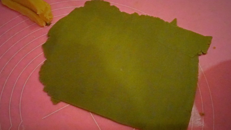 🐰抹茶兔子饼干(可爱美味又简单),抹茶面团擀成20*20cm的正方形
这张是在没擀完的情况下拍的,不过大概就是这样来擀啦~
擀完后和之前的长条面团一起放进冷冻室冻10分钟