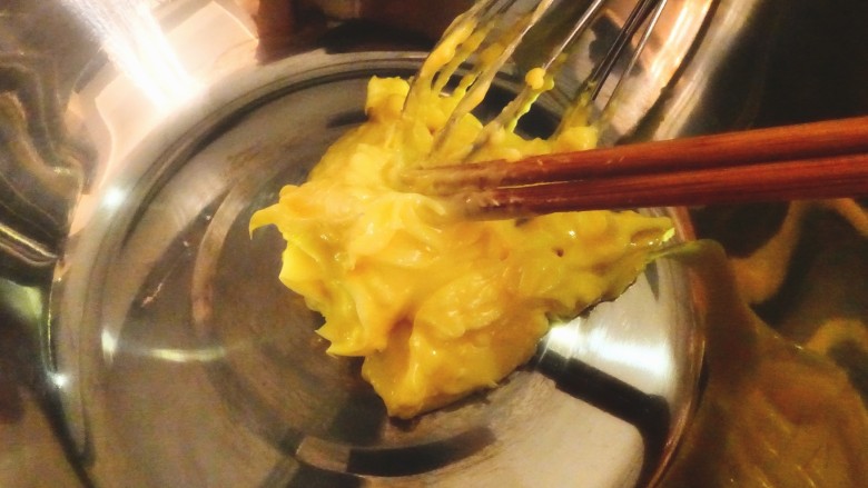 🐰抹茶兔子饼干(可爱美味又简单),黄油隔水软化,放水里半分钟就好~
(家里温度较高的话室温融化就行)
在软化的同时手动打至顺滑