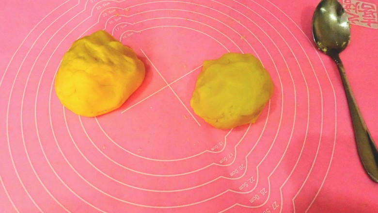 🐰抹茶兔子饼干(可爱美味又简单),将混合好的面团平均分成两份